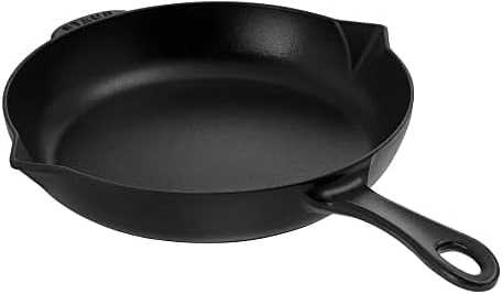 Ketaus keptuvė su metaline rankena STAUB 40510-617-0, 26 cm, juoda