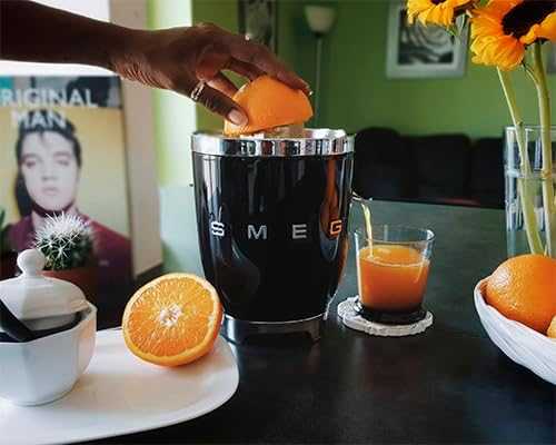 Smeg Citrusinių vaisių sulčiaspaudė CJF11BLEU, blizgi juoda