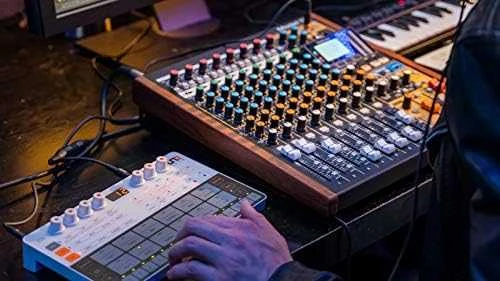 Garso Pultas - Tascam Model 12 12 Kanalų, USB Type-C, Juodas, Medinis