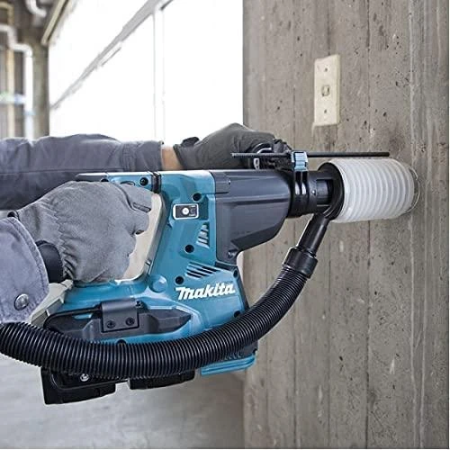 Makita perforatorius su dulkių nusiurbimo priedu darbo metu