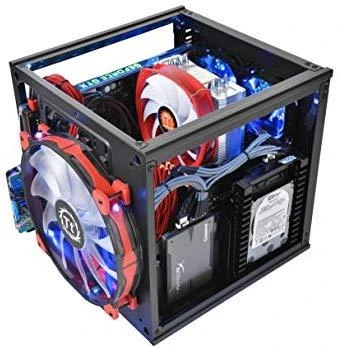 THERMALTAKE Core V1 Mini-ITX Case 2x USB 3.0 ir 1x HD Audio I/O jungtis viršuje, vienas iš anksto įdiegtas 200 mm ventiliatorius