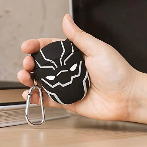 Juodas AirPods dėklas su Black Panther kaukės motyvu
