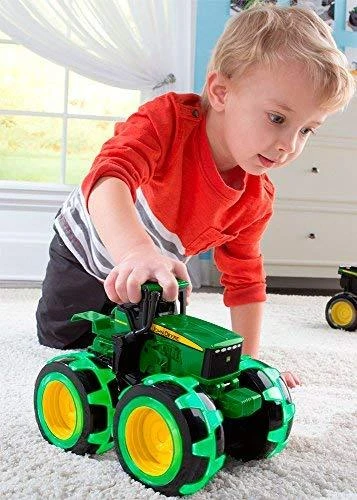 Tomy JOHN DEERE traktorius su šviečiančiais ratais Monster, 46434