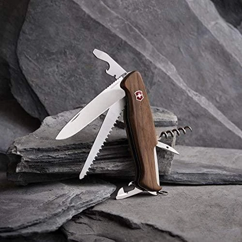 Šveicarija Victorinox Ranger 55 Wood kišeninis peilis su riešutmedžio kriaunomis