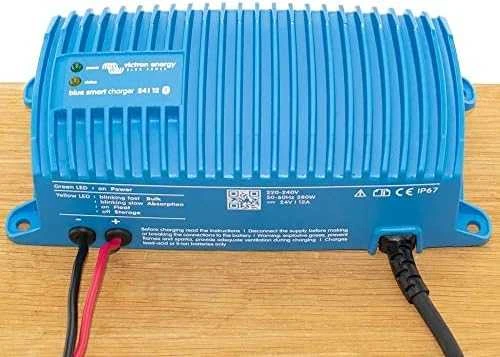 Victron Energy Carruzzo Mėlyna Smart IP67 Charger 24/12 (1)