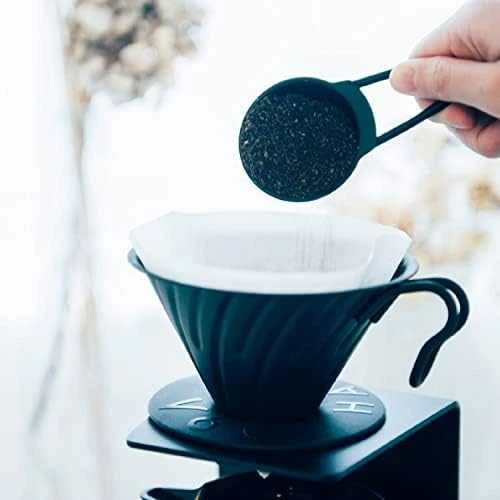 Hario V60-02 Metalinis lašintuvas su silikoniniu pagrindu - Juodas