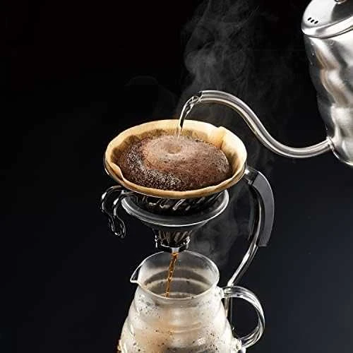 Hario V60 kavinukas ruošiant karštą kavą