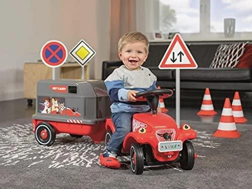 Vaikiški eismo kūgiai ir žaislinis automobilis