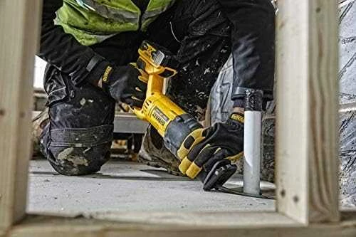 DeWalt akumuliatorinis tiesinis pjūklas DCS380N-XJ be akumuliatoriaus ir kroviklio