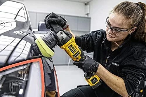 DeWalt poliruoklis DCM848N darbo procese