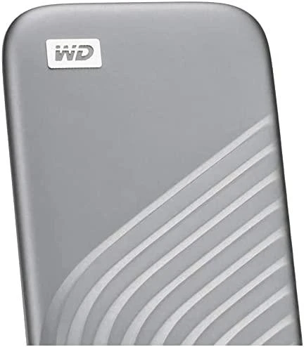 Kietasis diskas Western Digital „Sandisk WD 500GB My Passport SSD“ – nešiojamas SSD diskas, kurio skaitymo ir įrašymo greitis siekia 1050 MB/s, o įrašymo – 1000 MB/s, USB 3.2 Gen 2 – kosminės pilkos spalvos