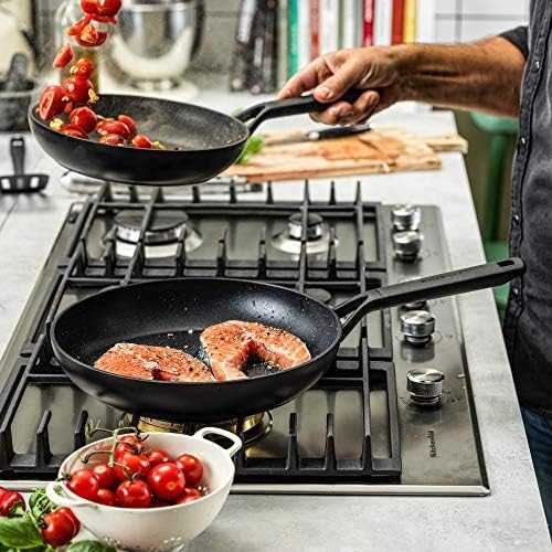 KitchenAid - Klasikinė kaltinė voko keptuvė - juoda - 28 cm