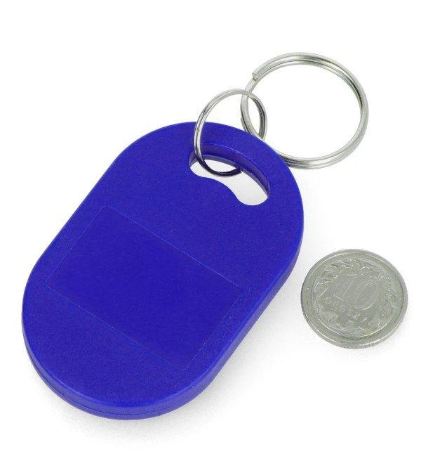 Mėlynas RFID raktų pakabukas palyginimui su moneta