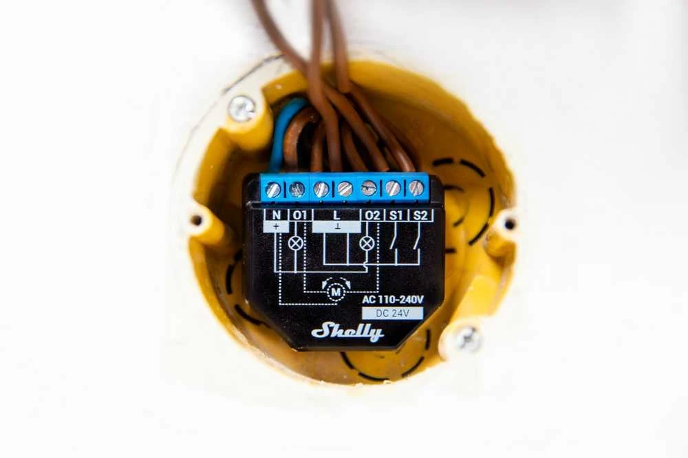 Shelly Plus 2PM 2x - 2 kanalų relė žaliuzių ir variklio valdymas su energijos matavimu Wifi Bluetooth