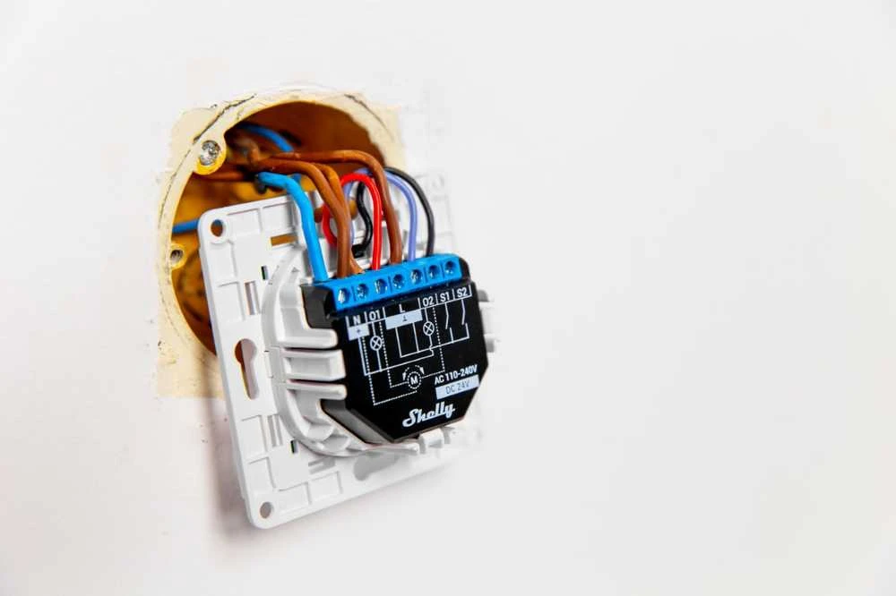 Shelly Plus 2PM 2x - 2 kanalų relė žaliuzių ir variklio valdymas su energijos matavimu Wifi Bluetooth