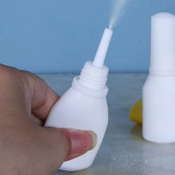 Baltas 20 ml buteliukas su purškimo aplikatoriumi