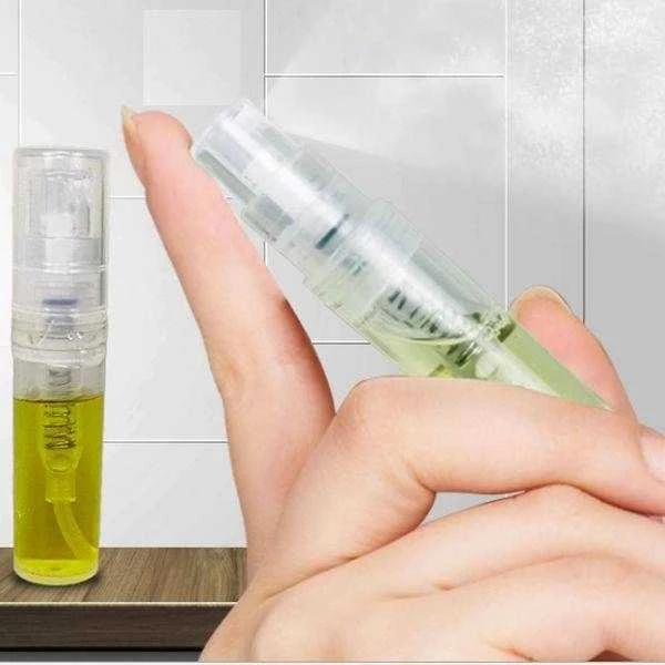 3 ml skaidrus kvepalų purškiklis rankoje