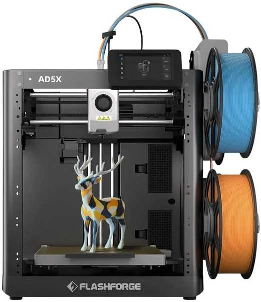 Flashforge AD5X su dviem rėžių laikikliais ir 3D modeliu
