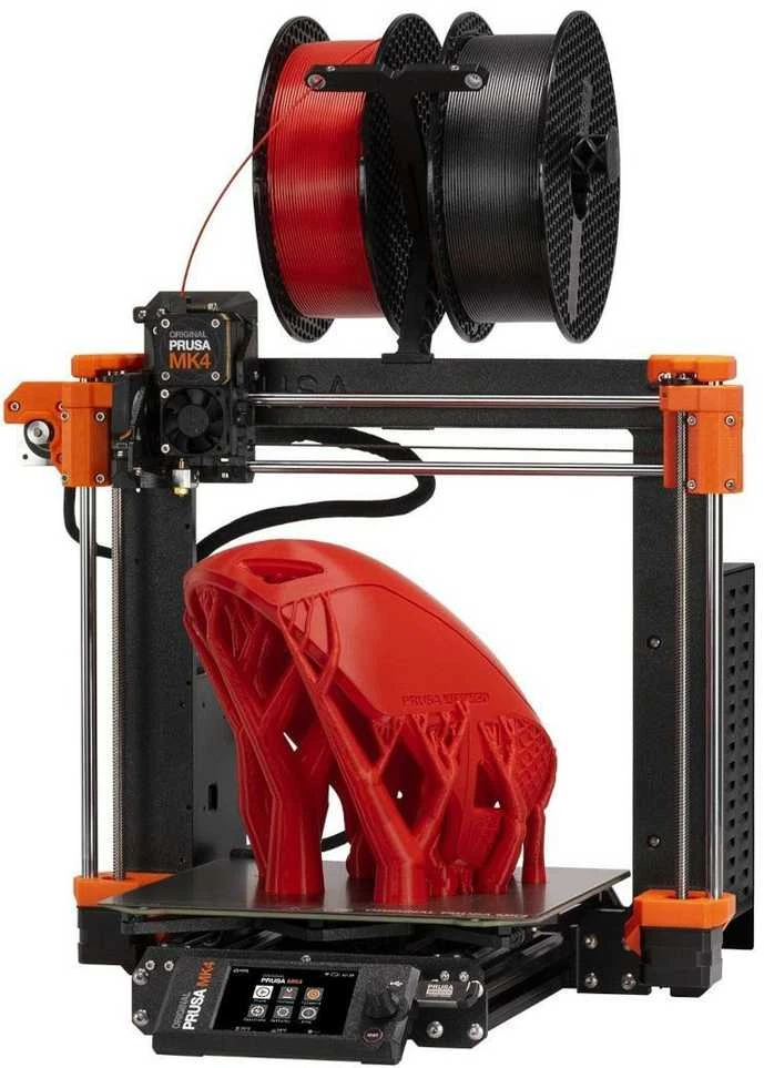 Prusa MK4 spausdintuvas su gijomis ir spaudiniu