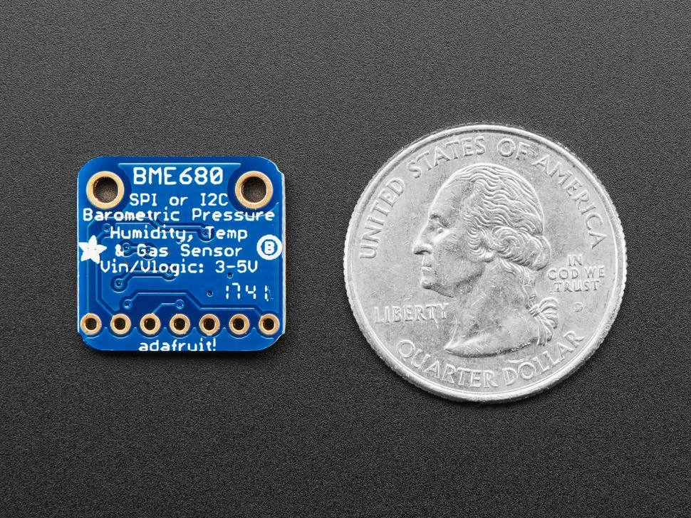 Adafruit BME680 jutiklis šalia monetos dydžio palyginimui