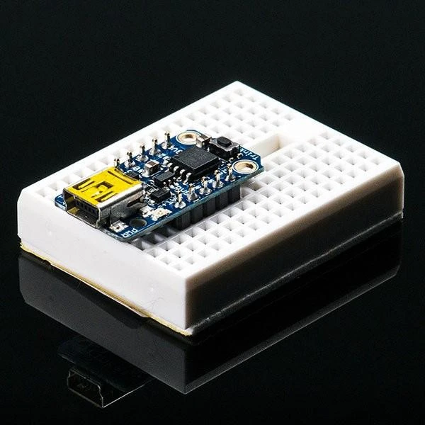 Adafruit Trinket 5V su maketavimo plokšte