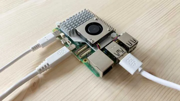 Raspberry Pi 5 su prijungtu aušinimo radiatoriumi