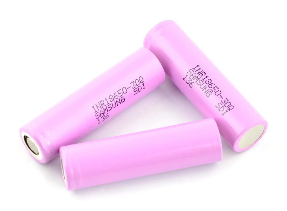 Trys Samsung 18650 akumuliatoriai