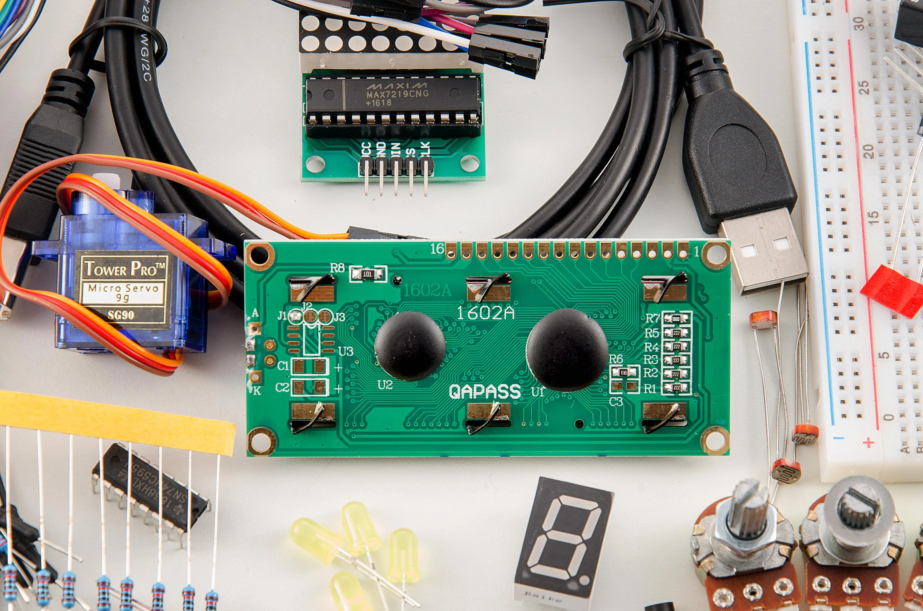 Elektronikos komponentai su LCD ekranu ir servo varikliu