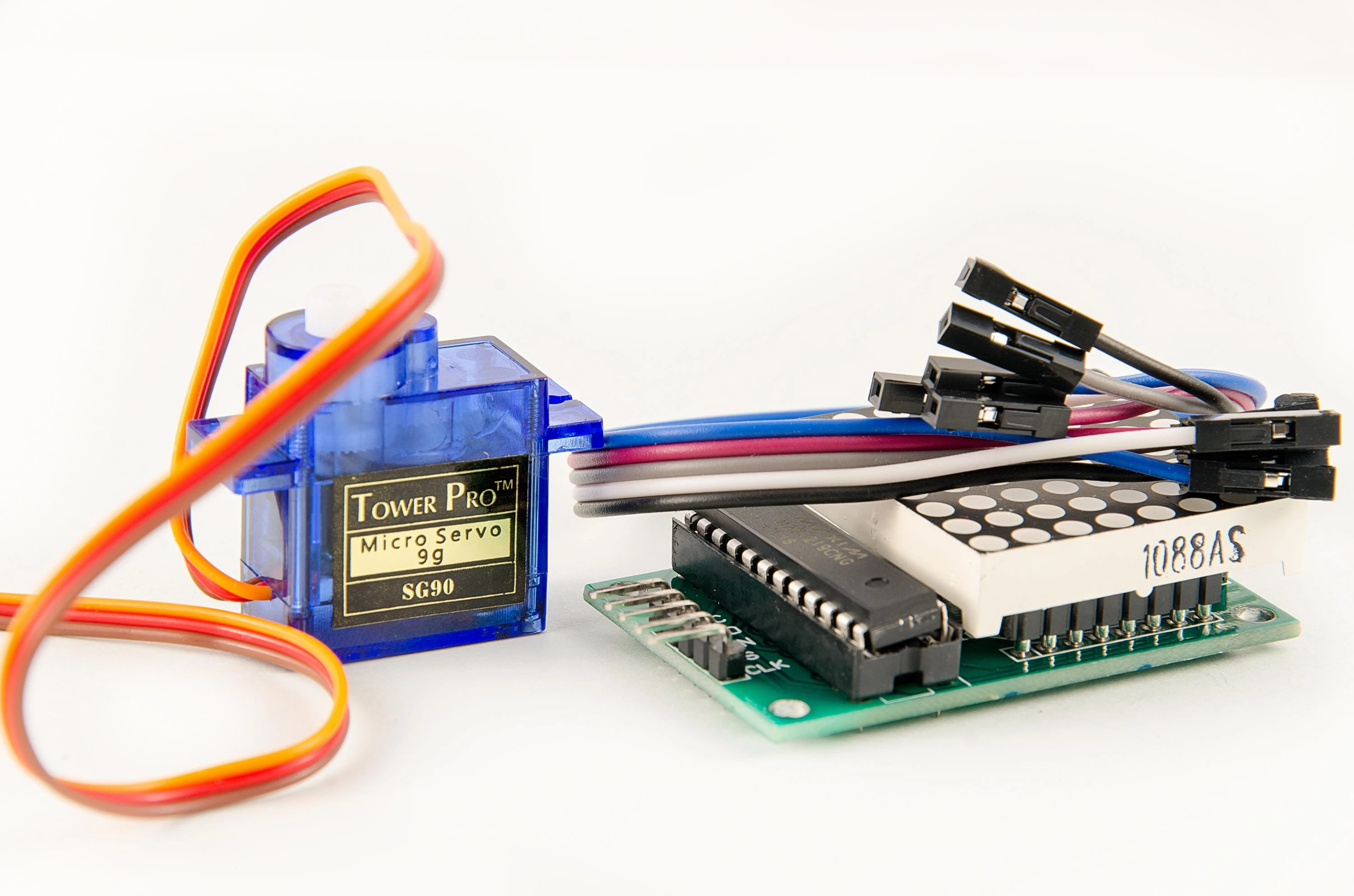 Servo variklis ir LED matricos modulis su laidais