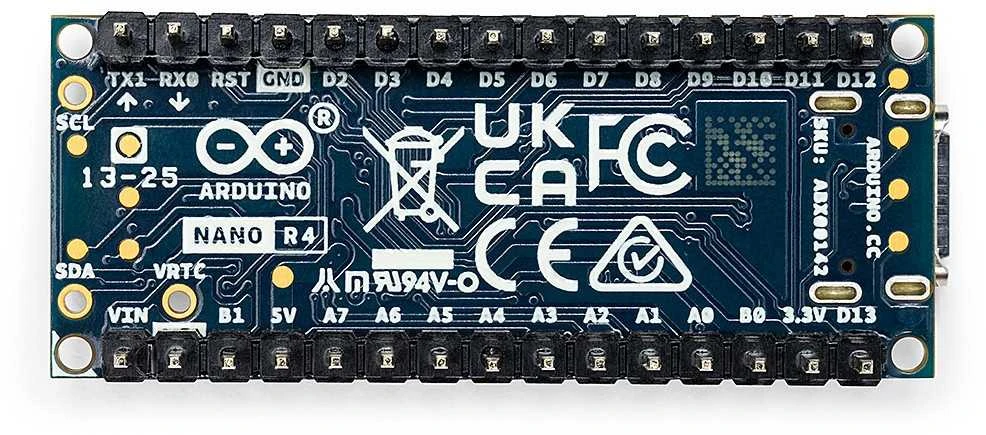 Arduino Nano R4 apatinė pusė su kontaktais