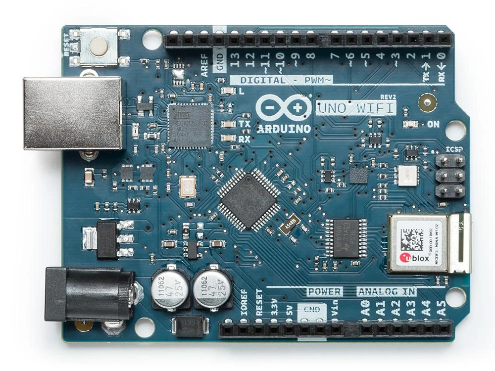 Arduino Uno WiFi Rev2 mikrokontrolerio viršutinis vaizdas