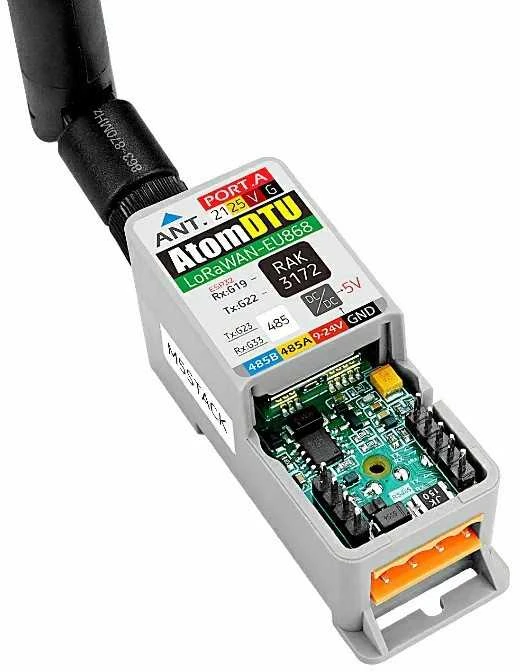 Atom DTU LoRaWAN modulis su antena ir matoma vidine lenta