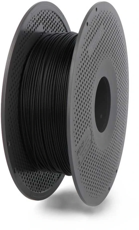Bambu Lab PET CF juodas filamentas ant perforuotos ritės