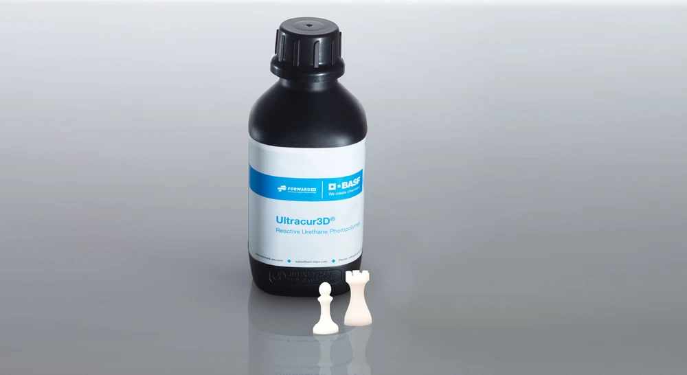 BASF Ultracur3D fotopolimero buteliukas su 3D spaudiniais