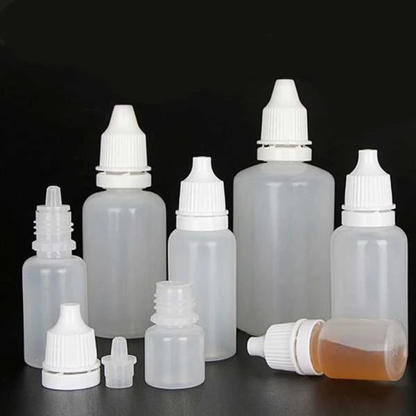 Įvairių talpų plastikiniai buteliukai su lašintuvais