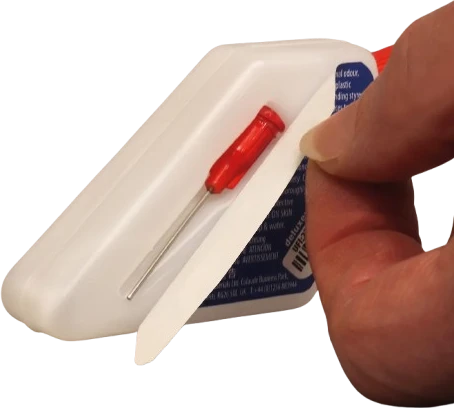 Deluxe Materials preciziniai plastiko klijai