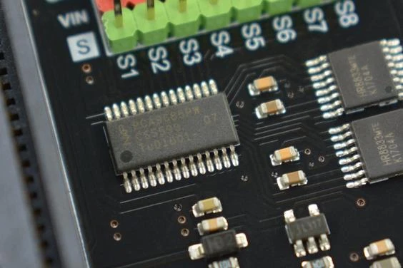 DFRobot valdymo modulio mikroschemos ir jungtys