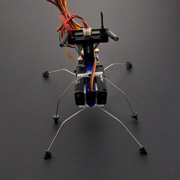 Insectbot Hexa roboto viršus su laidų raizginiu