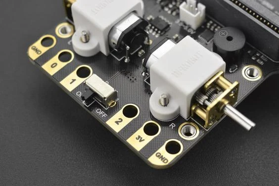 Maqueen roboto važiuoklė su pavarų mechanizmu