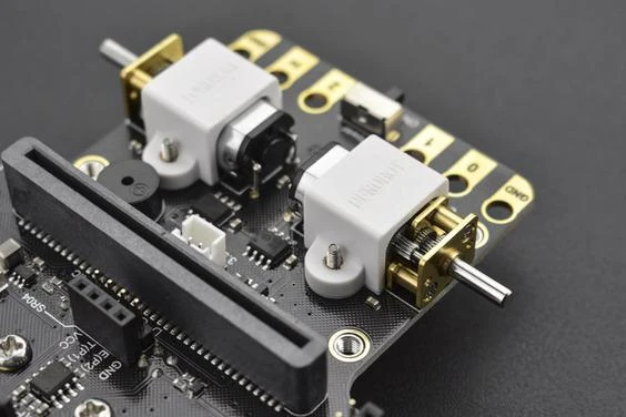 DFRobot micro: Maqueen edukacinė programuojama roboto platforma Micro:bit Makecode 3x AAA