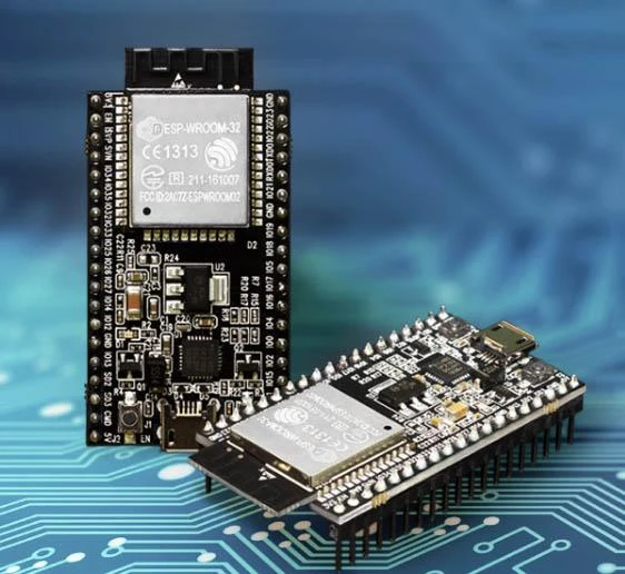 ESP32 DevkitC plokštės vertikaliai ir kampu
