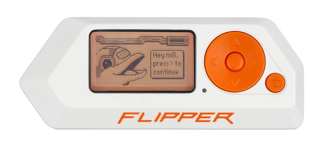Flipper Zero su aktyviu ekranu ir oranžiniais valdymo mygtukais