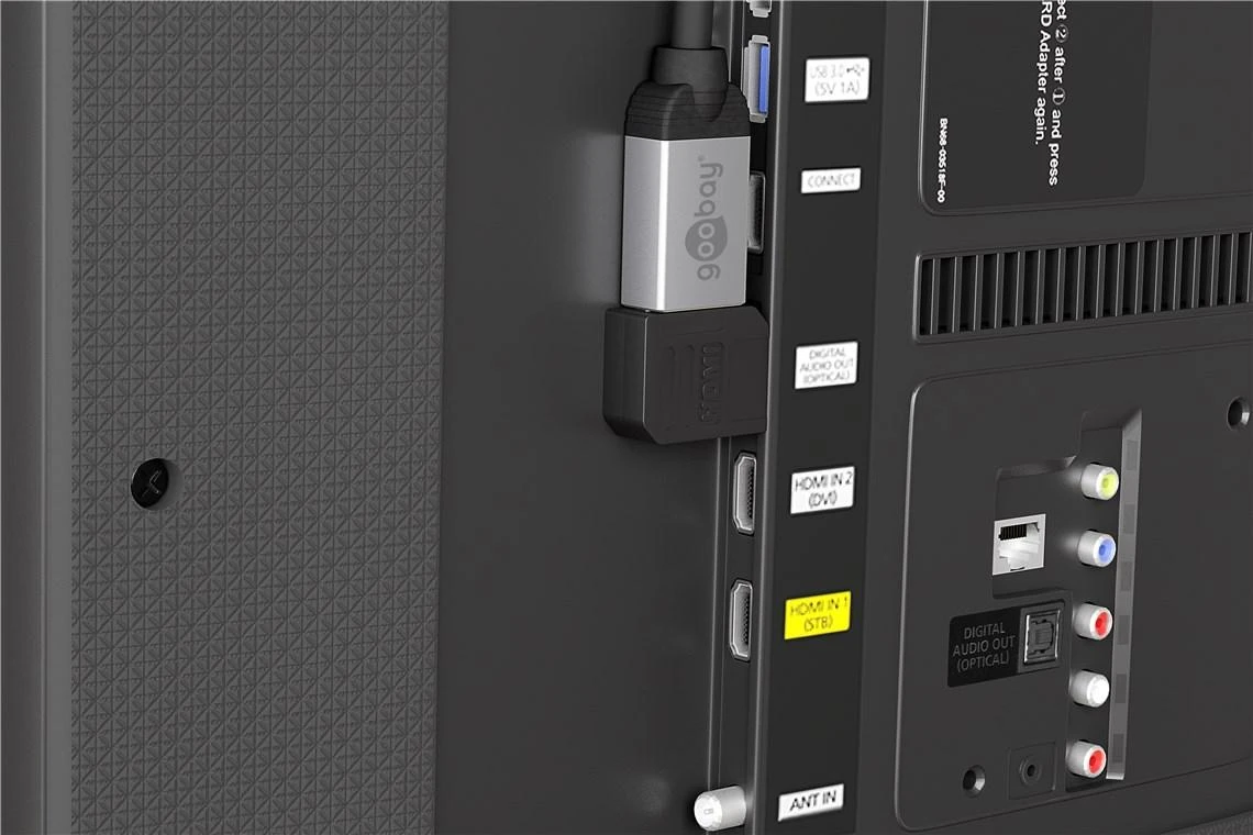 Goobay 90 laipsnių HDMI adapteris prijungtas prie televizoriaus