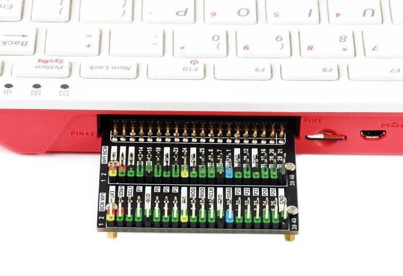 GPIO išplėtimo plokštė prijungta prie Raspberry Pi 400