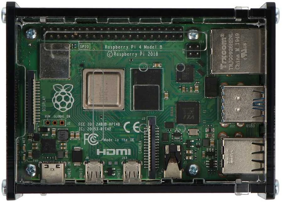 Raspberry Pi 4B korpusas su matoma mikroschemų plokšte