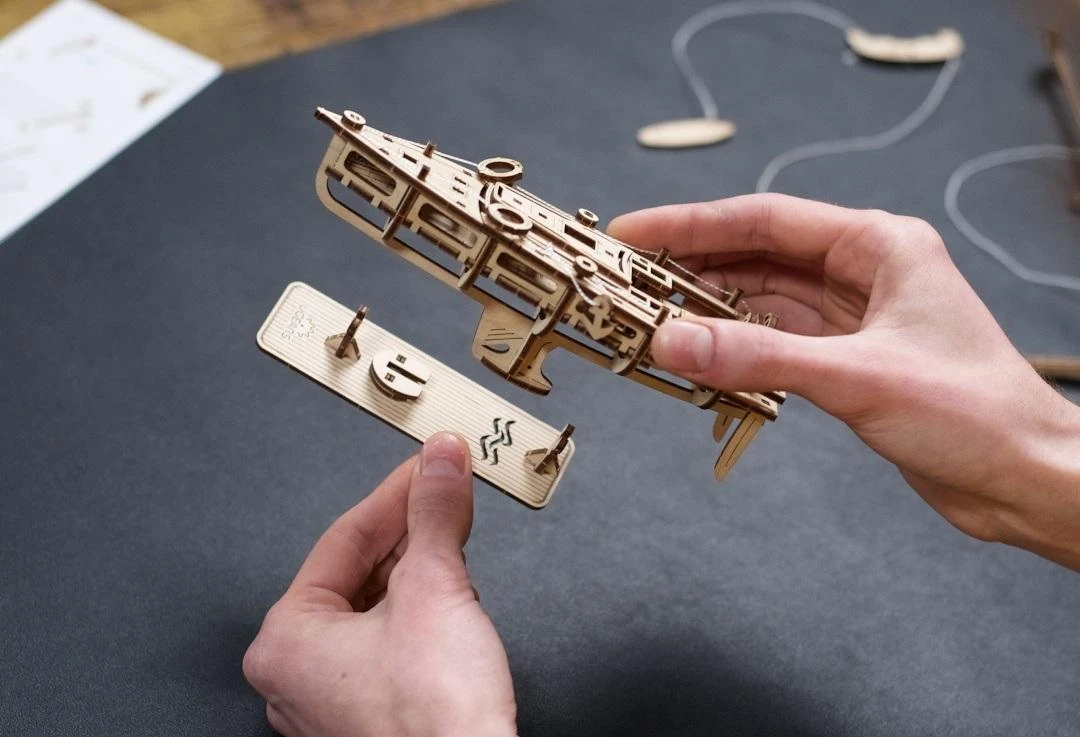 Ugearsmodels Graži vandenyno jachta su baltomis burėmis - mechaninis surinkimo modelis - fanera - 95 elementai - Ugears