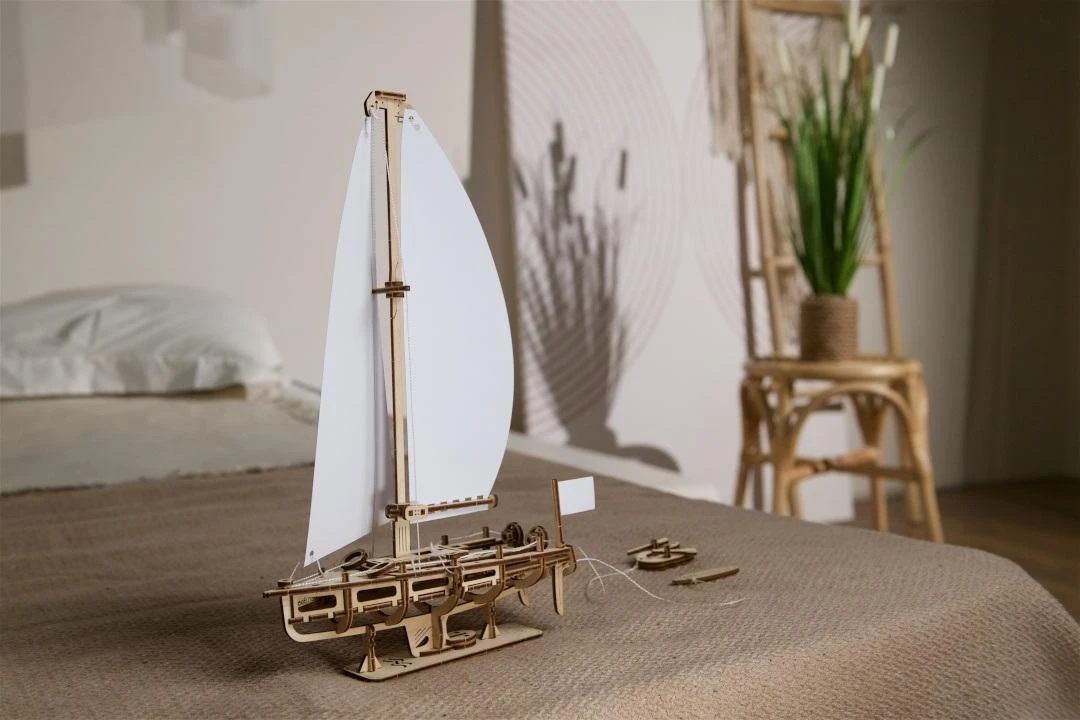 Ugearsmodels Graži vandenyno jachta su baltomis burėmis - mechaninis surinkimo modelis - fanera - 95 elementai - Ugears