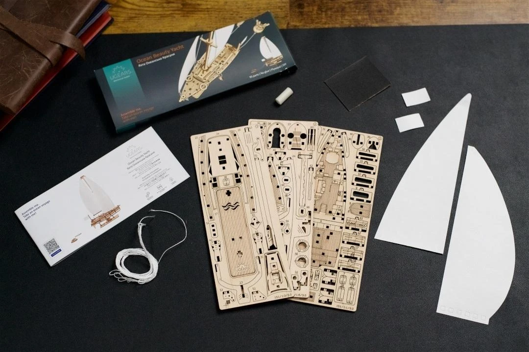 Ugearsmodels Graži vandenyno jachta su baltomis burėmis - mechaninis surinkimo modelis - fanera - 95 elementai - Ugears