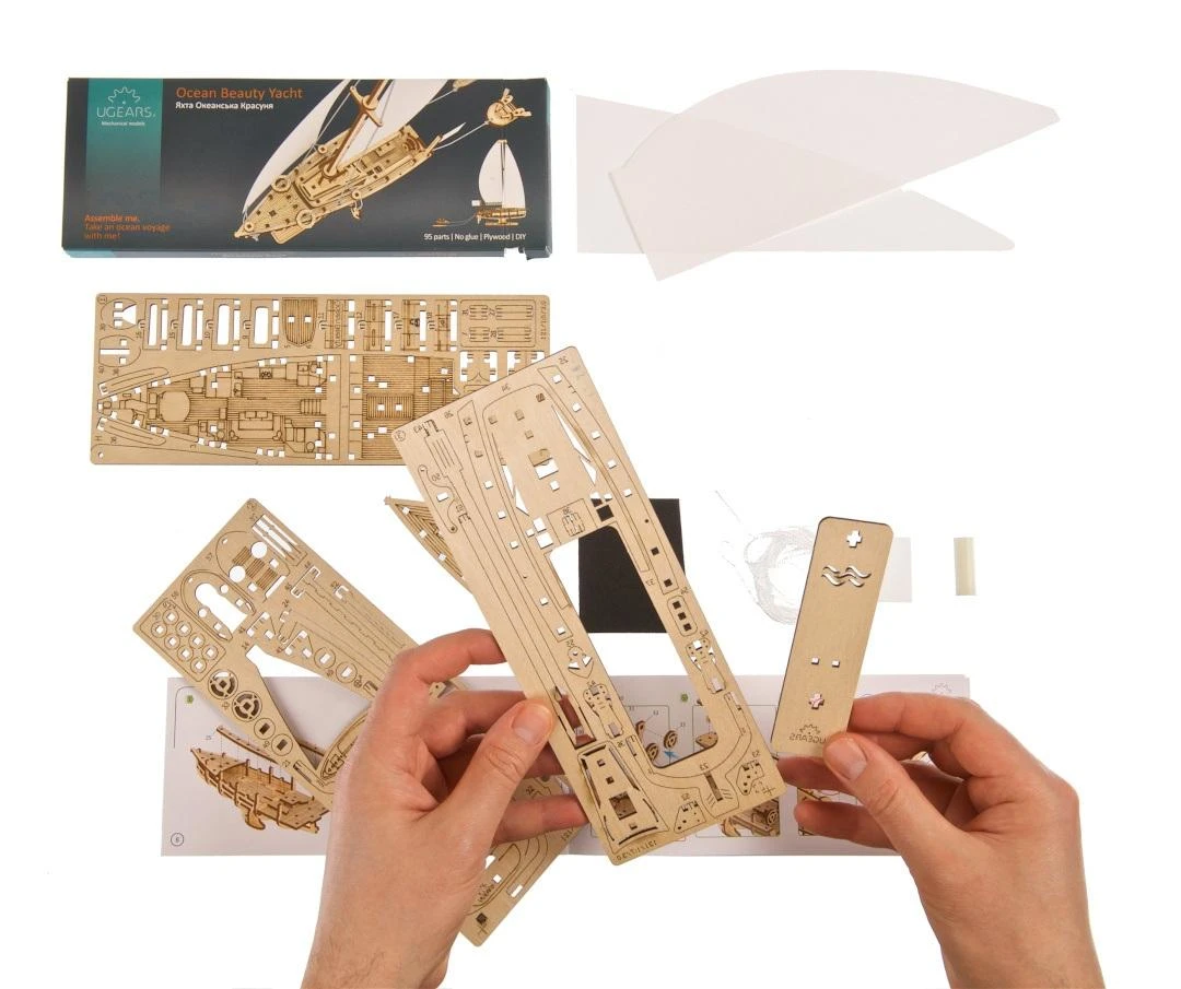 Ugearsmodels Graži vandenyno jachta su baltomis burėmis - mechaninis surinkimo modelis - fanera - 95 elementai - Ugears