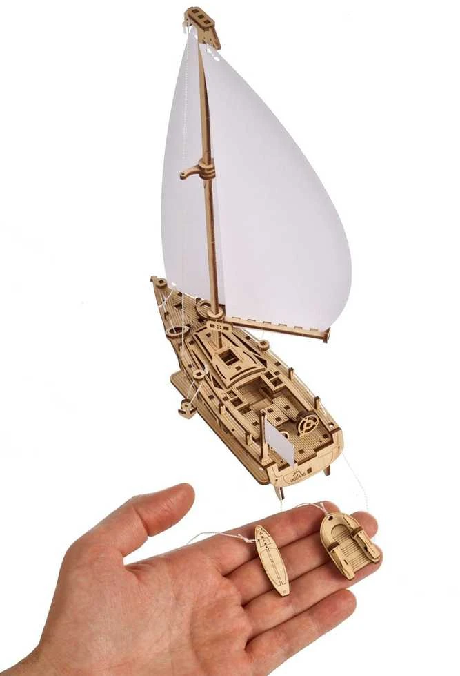Ugearsmodels Graži vandenyno jachta su baltomis burėmis - mechaninis surinkimo modelis - fanera - 95 elementai - Ugears